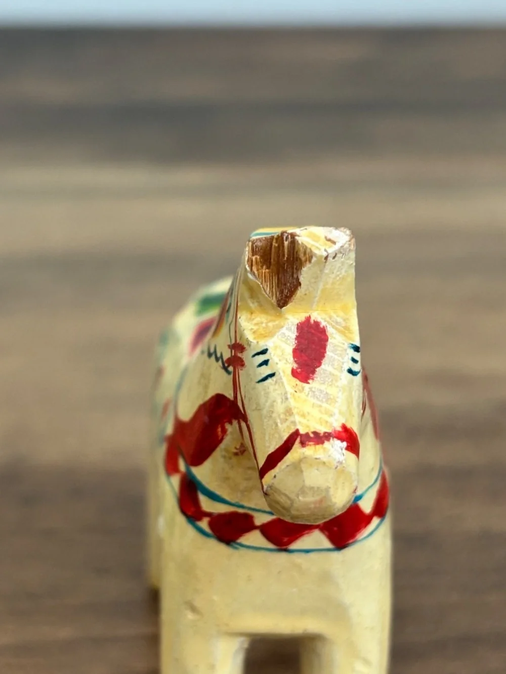 VINTAGE Traditional Hand-Carved Swedish Wooden Dala Horse Ivory Figurine READ